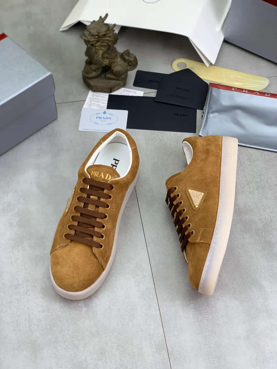 Men's shoes 💰P540💰【New model】The hot model is on the official website, 🆘 The trendy brand (Prada) mainly promotes the hot model, the avant-garde and versatile fashion men's shoes are privately modeled, the cowhide surface is spliced 1:1.. The fashion is simple, the original imported cowhide lining and the cowhide feet; the atmosphere and personality are more fashionable, eye-catching and pursuing class. It will subvert the old idea and be a must-have for fashion trendsetters with you! Must keep it for yourself! Tall and comfortable, large and low, high-end quality workmanship. Size: 38-45; 3️⃣colors available.